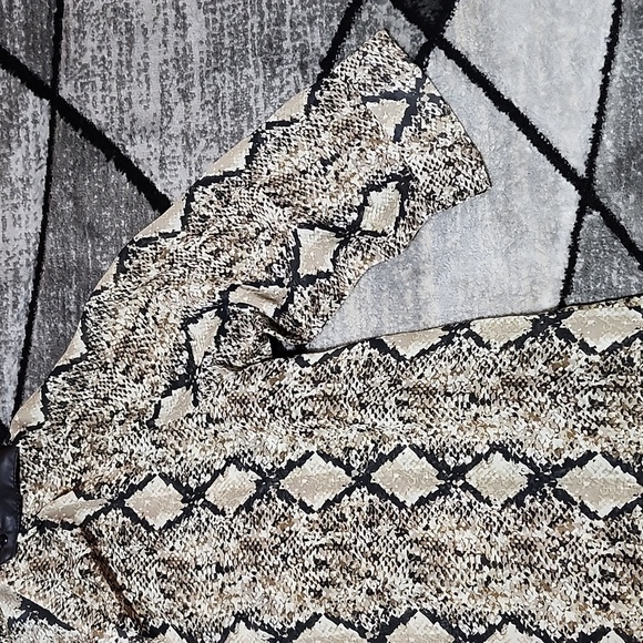 MIX & CO. HENLEY SHEER SNAKESKIN PRINT BRACELET SLEEVES DROPTAIL BLOUSE TOP - Picture 7 of 15